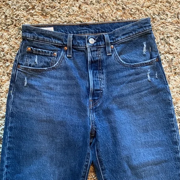 Levi’s 501 High Rise Rip Knee Straight Leg Crop